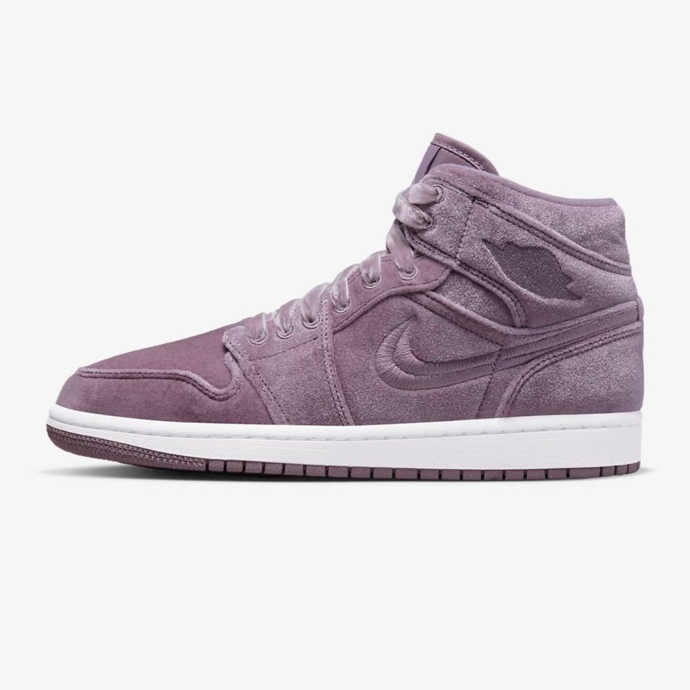 Air Jordan 1 Mid SE in Purple Smoke - Size 7.5 (Women's)